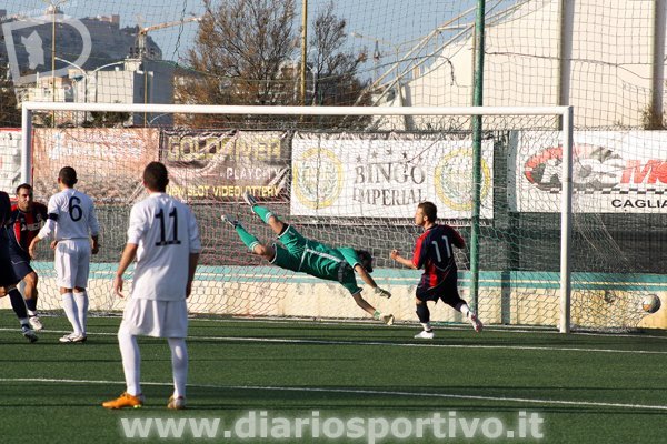 Antonio Borrotzu segna di testa, superato Maurizio Floris Antonio Borrotzu segna di testa, superato Maurizio Floris
